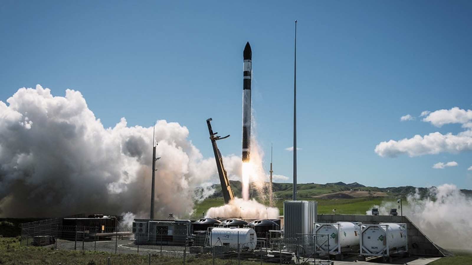 Rocket Lab Electron lifting off on the mission carrying Synspective's 13th StriX SAR satellite