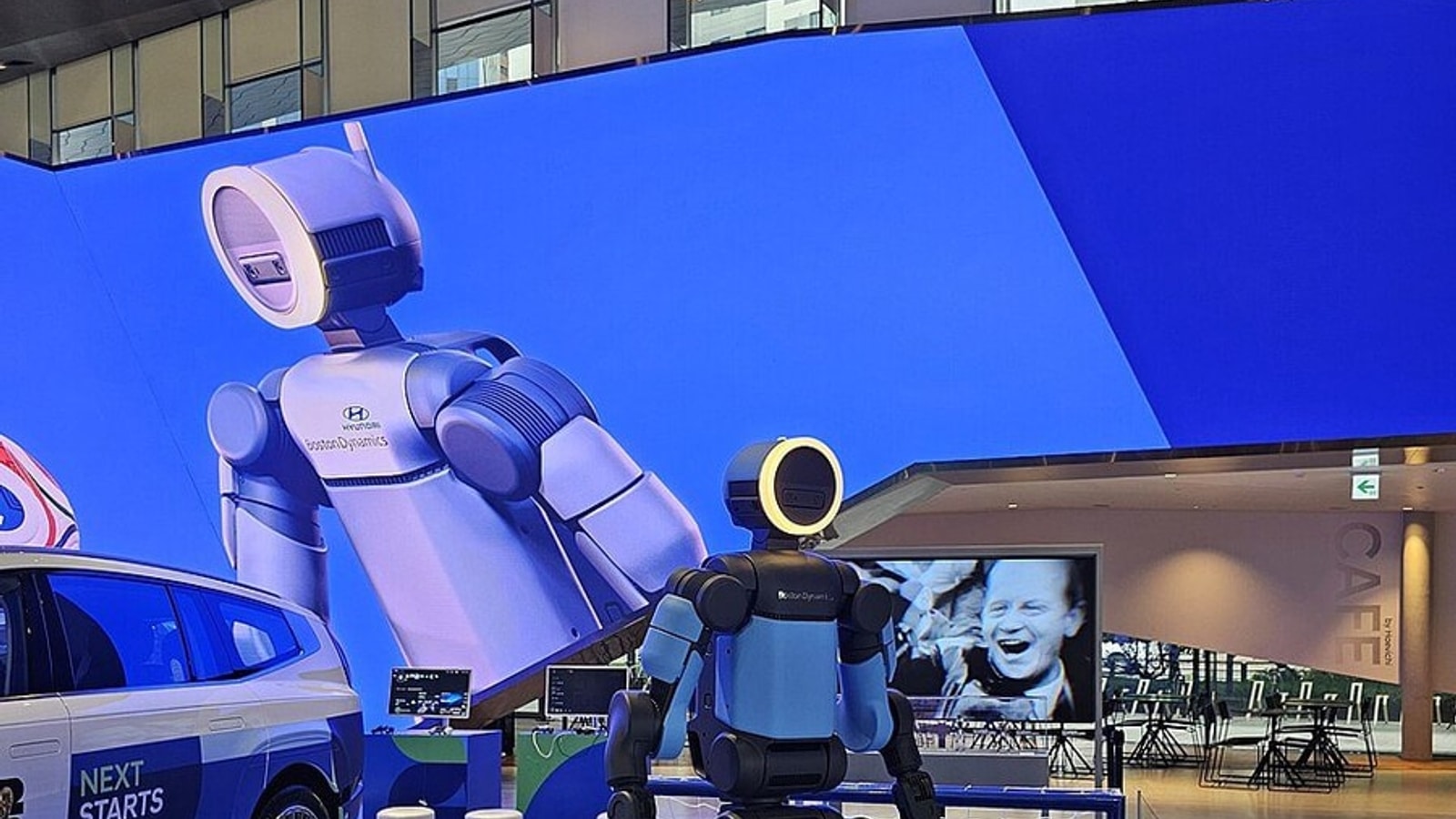 Boston Dynamics Atlas robot at Hyundai Motorstudio Goyang